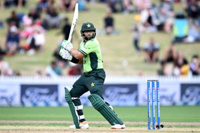 Usman Khan bats as concussion substitute for injured Imam-ul-Haq in third ODI against New Zealand
