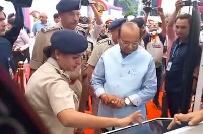 Delhi L-G launches smart police kiosk for passengers at IGI Airport
