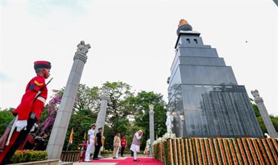 प्रधानमंत्री मोदी ने श्रीलंका में भारतीय शांति सेना स्मारक पर श्रद्धांजलि अर्पित की
