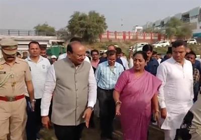 Delhi L-G, CM Gupta inspect Yamuna cleaning drive at Wazirabad, discuss riverfront revamp
