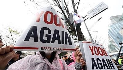 South Korea's former Prez Yoon greeted by supporters, opponents ahead of court trial