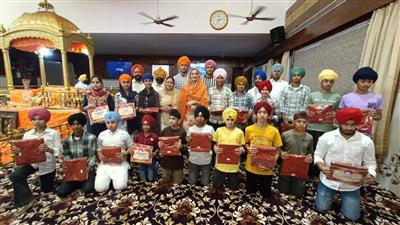 देश भगत यूनिवर्सिटी की प्रो-चांसलर डॉ. तजिंदर कौर ने बच्चों को दस्तारें भेंट कीं