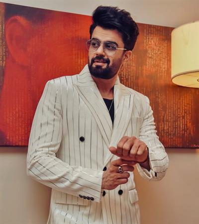 Maniesh Paul remembers buying the ticket for David Dhawan's film in black