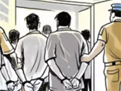 दिल्ली में अवैध रूप से रहने के आरोप में गिरफ्तार किए गए आठ बांग्लादेशियों में ब्यूटीशियन बनने की चाहत रखने वाली महिला भी शामिल