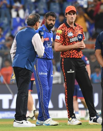 IPL 2025: ਰੋਹਿਤ ਬੈਂਚ 'ਤੇ ਸ਼ੁਰੂਆਤ ਕਰਦਾ ਹੈ ਕਿਉਂਕਿ ਮੁੰਬਈ ਇੰਡੀਅਨਜ਼ ਨੇ SRH ਵਿਰੁੱਧ ਪਹਿਲਾਂ ਗੇਂਦਬਾਜ਼ੀ ਕਰਨ ਦਾ ਫੈਸਲਾ ਕੀਤਾ ਹੈ