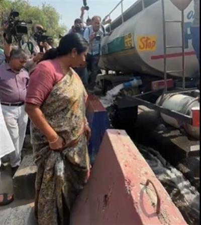 CM Rekha Gupta inspects Minto Bridge, directs measures for 'zero waterlogging'