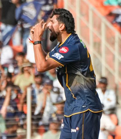 IPL 2025: ਅਹਿਮਦਾਬਾਦ ਵਿੱਚ ਗਰਮੀ ਦੇ ਬਾਵਜੂਦ ਇਸ਼ਾਂਤ ਸ਼ਰਮਾ ਮੈਦਾਨ ਵਿੱਚ ਰਹਿਣ ਲਈ ਸੰਘਰਸ਼ ਕਰ ਰਿਹਾ ਹੈ