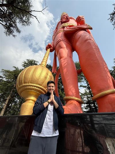 AAP member Raghav Chadha visited Shimla Jhakhu temple