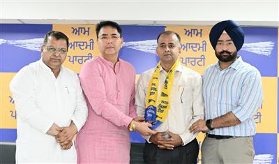 President Aman Arora Welcomes Buta Singh Bairagi to the AAP