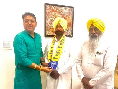 Independent Councillor Parminder Pinky Joins AAP, Aman Arora Welcomes Him to AAP Fold