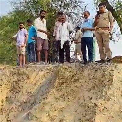उत्तर प्रदेश के कौशांबी में मिट्टी का टीला ढहने से पांच लोगों की मौत