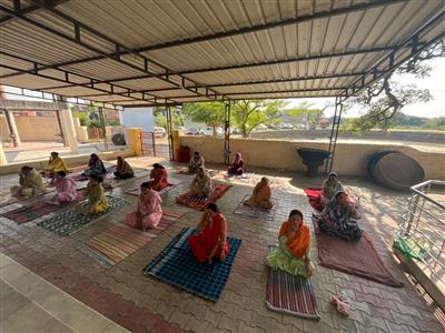 अच्छे स्वास्थ्य के साथ-साथ आपसी मेलजोल भी बढ़ा रही सीएम दी योगशाला