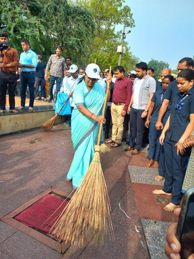 With a broom in hand, Delhi CM Gupta cleans Hanuman Mandir complex