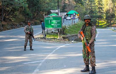 नियंत्रण रेखा से सटे होने के कारण कश्मीर के गुलमर्ग रिसॉर्ट को पर्यटकों के लिए बंद कर दिया गया