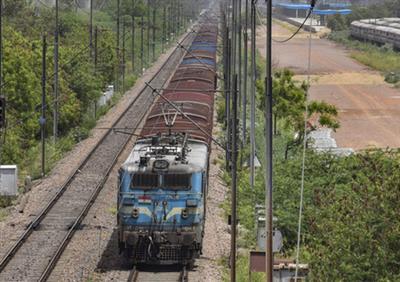 भारतीय रेलवे ने जम्मू और पंजाब के सीमावर्ती इलाकों में रात्रिकालीन परिचालन स्थगित किया