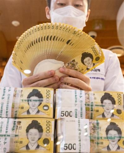 Seoul shares edge up after US-China trade deal; won sharply down