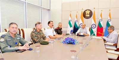 रक्षा मंत्री राजनाथ सिंह ने शीर्ष अधिकारियों, सेना प्रमुखों के साथ सुरक्षा की समीक्षा की