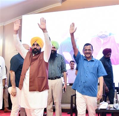 ਭਗਵੰਤ ਮਾਨ ਅਤੇ ਕੇਜਰੀਵਾਲ ਵੱਲੋਂ ਨਸ਼ਿਆਂ ਦੀ ਸਮੱਸਿਆ ਨਾਲ ਨਜਿੱਠਣ ਅਤੇ ਆਉਣ ਵਾਲੀਆਂ ਪੀੜ੍ਹੀਆਂ ਨੂੰ ਬਚਾਉਣ ਲਈ ਲੋਕਾਂ ਨੂੰ ਪਹਿਰੇਦਾਰ ਵਜੋਂ ਕੰਮ ਕਰਨ ਦੀ ਅਪੀਲ