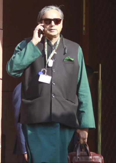 अगर किसी को लगता है कि थरूर भाजपा की ओर बढ़ रहे हैं, तो इसमें संदेह नहीं होना चाहिए: पूर्व राज्यसभा उपसभापति