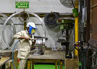 Manufacturing firms that fully integrate AI will gain significant edge: Report