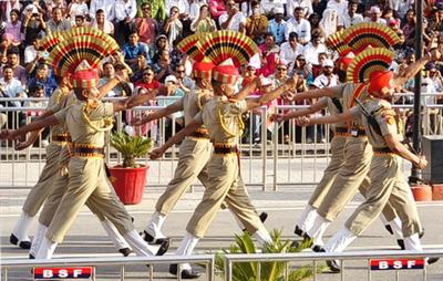पंजाब में भारत-पाक सीमा के तीन बिंदुओं पर आज से कम महत्व वाला बीटिंग रिट्रीट समारोह फिर से शुरू हुआ