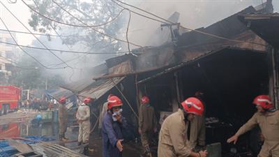 दिल्ली के कोटला मुबारकपुर बाजार में आग लगने से छह दुकानें जलकर खाक हो गईं
