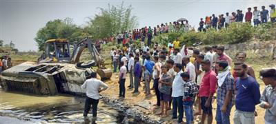 झारखंड के हजारीबाग में पिकअप वैन के तालाब में गिरने से 17 स्कूली बच्चे घायल हो गए