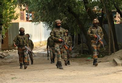 जम्मू-कश्मीर में जारी मुठभेड़ में दो आतंकवादी मारे गए, एक सैनिक घायल