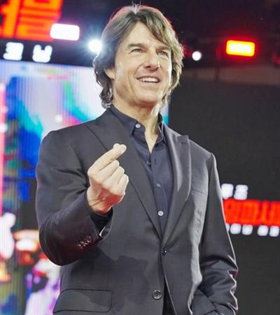 Tom Cruise on his viral method of enjoying popcorn during movies