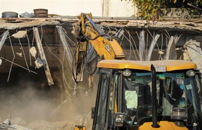 Gujarat: Vadodara civic body cracks down on illegal encroachments