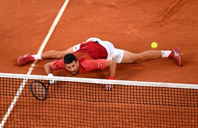 Djokovic survives knee scare to enter semi-final in Geneva