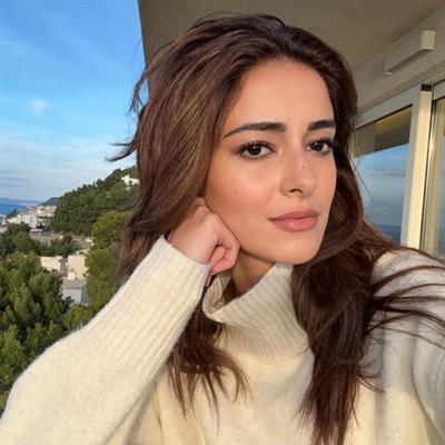 Ananya Panday shows a glimpse of the 'world around her'