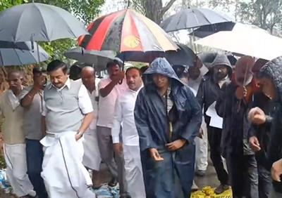 नीलगिरी में बारिश: 17 घर क्षतिग्रस्त, 275 लोगों को निकाला गया; सांसद राजा ने राहत कार्यों का निरीक्षण किया