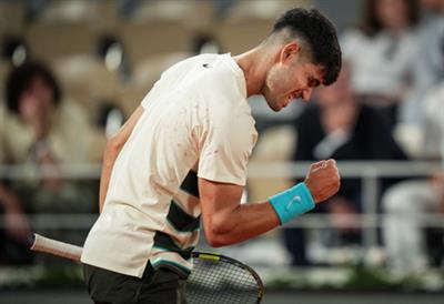 Alcaraz battles past Dzumhur to reach French Open fourth round
