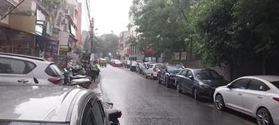 उमस भरे दिन के बाद दिल्ली-एनसीआर में काले बादल, तेज़ हवाएँ और बारिश ने ठंडक पहुँचाई