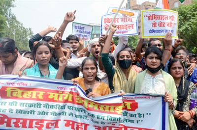 पटना में छात्रों ने सरकारी नौकरियों में अधिवास नीति लागू करने की मांग को लेकर प्रदर्शन किया