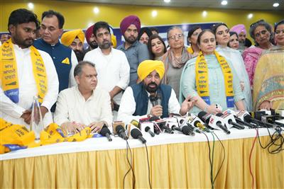 लुधियाना पश्चिम में कांग्रेस को बड़ा झटका! कांग्रेस छोड़ दर्जनों परिवार हुए 'आप' में शामिल