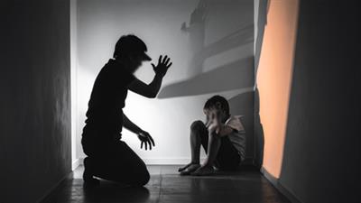 बचपन में होने वाले आघात के मस्तिष्क पर स्थायी प्रभाव हो सकते हैं, मानसिक विकार हो सकते हैं