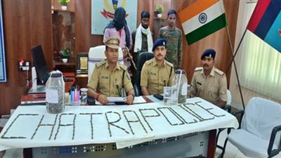 झारखंड के चतरा में माओवादी कमांडर गिरफ्तार, हथियारों का जखीरा बरामद