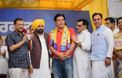 Big blow to Congress in Ludhiana West By-Election!  Congress Leader Sunil Kapoor Joins AAP