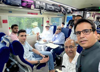 ਡਾ: ਫਾਰੂਕ ਅਬਦੁੱਲਾ ਨੇ ਮਾਤਾ ਵੈਸ਼ਨੋ ਦੇਵੀ ਮੰਦਿਰ ਵਿੱਚ ਰਾਤ ਬਿਤਾਉਣ ਤੋਂ ਬਾਅਦ ਮੱਥਾ ਟੇਕਿਆ