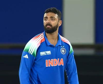 वरुण चक्रवर्ती टी20आई गेंदबाज़ों में तीसरे स्थान पर बने हुए हैं; इंग्लैंड के राशिद दूसरे स्थान पर पहुँचे