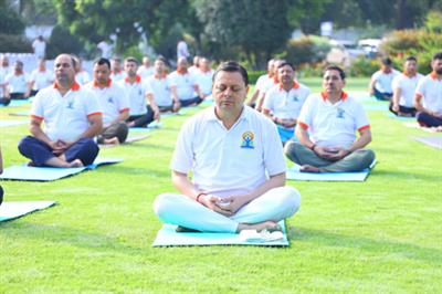 उत्तराखंड के सीएम धामी ने 21 जून को अंतर्राष्ट्रीय योग दिवस से पहले योग सत्र का नेतृत्व किया