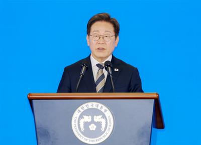 Lee to post social media messages in both South Korean, foreign languages to 'show respect'