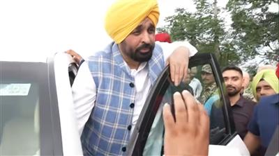 ਭਗਵੰਤ ਮਾਨ ਨੇ ਆਪਣਾ ਕਾਫ਼ਲਾ ਰੋਕ ਕੇ ਕਿਸਾਨਾਂ ਨਾਲ ਕੀਤੀ ਗੱਲਬਾਤ,ਕਿਸਾਨਾਂ ਨੇ ਝੋਨੇ ਦੇ ਸੀਜ਼ਨ ਦੌਰਾਨ ਸੁਚਾਰੂ ਬਿਜਲੀ ਅਤੇ ਨਹਿਰੀ ਪਾਣੀ ਮੁਹੱਈਆ ਕਰਵਾਉਣ ਲਈ ਮੁੱਖ ਮੰਤਰੀ ਦੀ ਕੀਤੀ ਸ਼ਲਾਘਾ
