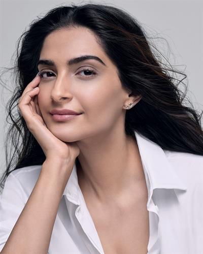 Sonam Kapoor donates 12 inches of her hair to charity