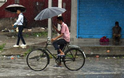 मौसम विभाग ने आज तमिलनाडु के कुछ हिस्सों में हल्की से मध्यम बारिश का अनुमान लगाया है