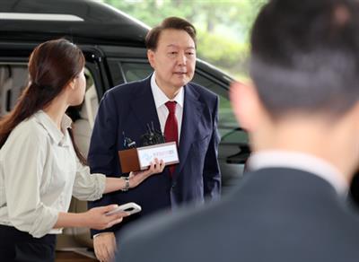 South Korea: Ex-President Yoon questioned by special counsel over martial law bid