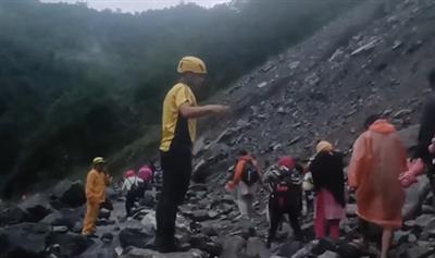 उत्तराखंड के सोनप्रयाग में भूस्खलन के बाद फंसे 40 श्रद्धालुओं को एसडीआरएफ ने बचाया