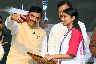छात्रों को सीएम मोहन यादव से लैपटॉप मिले, एमपी सरकार से योजना जारी रखने का आग्रह किया